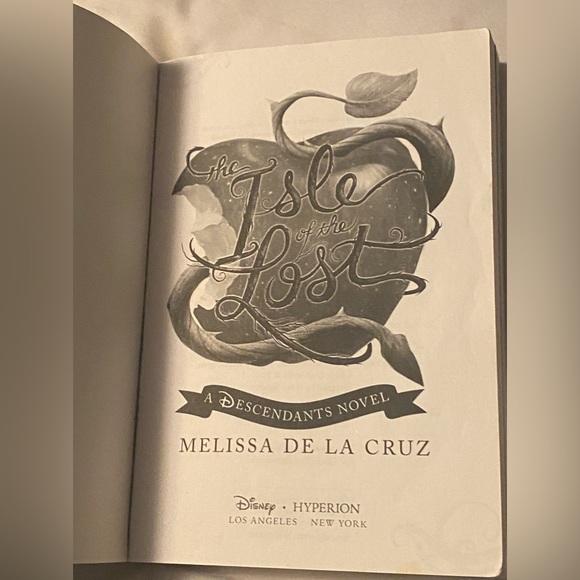 -Book- “The Isle of the Lost”- - Picture 3 of 9